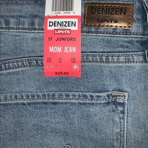 Denizen by Levi’s Junior size 17 mom jeans, NWT